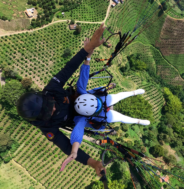 Vuelo en parapente sobre cultivos y montañas del Quindío