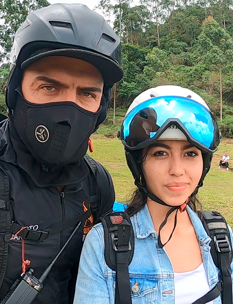 Camila Giraldo junto al piloto antes de volar